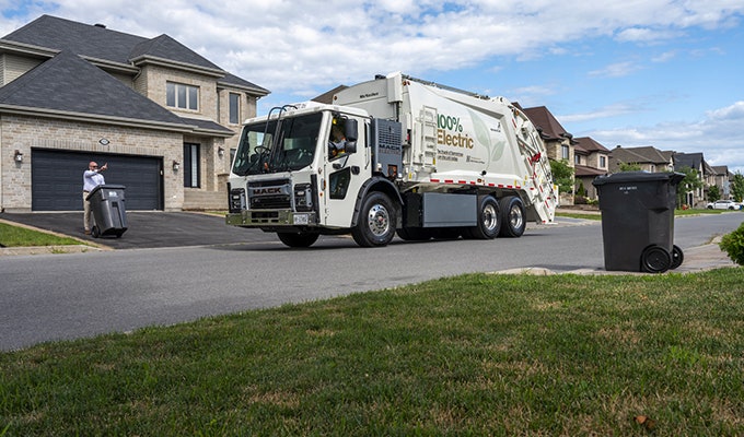 Mack LR Electric refuse vehicle